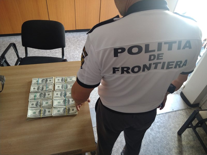 A intrat în țară cu 100.000 de dolari în rucsac. O ucraineancă nu a putut prezenta dovezi pentru bani