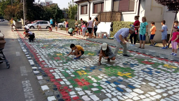 Cu mic, cu mare, la vopsit în parcare!Foto: Facebook