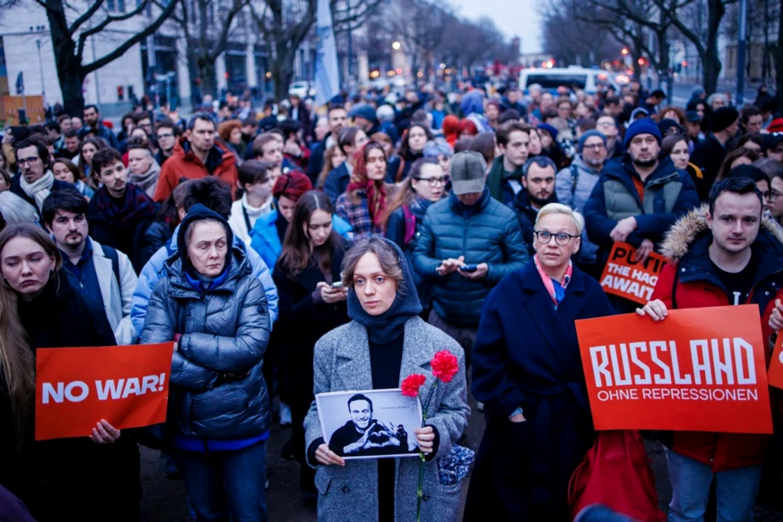 Protest în fața ambasadei Rusiei la Berlin după moartea lui Navalnîi FOTO EPA-EFE