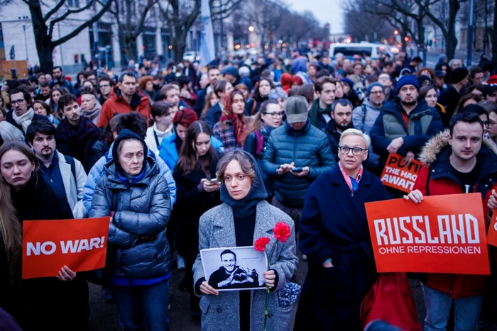 Protest în fața ambasadei Rusiei la Berlin după moartea lui Navalnîi FOTO EPA-EFE