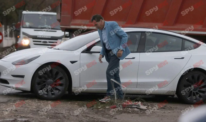 Petre Roman conduce o Tesla / foto: Spynews