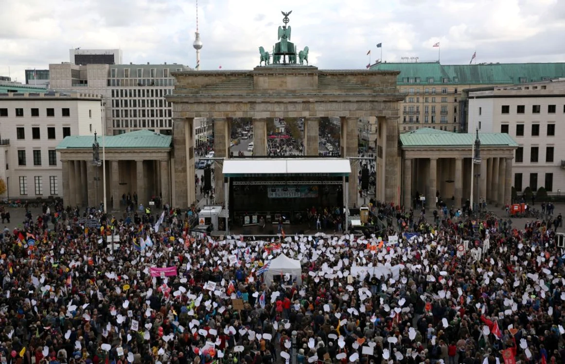 Mii de persoane au manifestat la Berlin împotriva extremei-drepte Foto: EPA