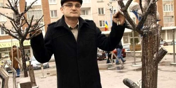Alexandru Podea, între două dintre "sculpturile" sale.