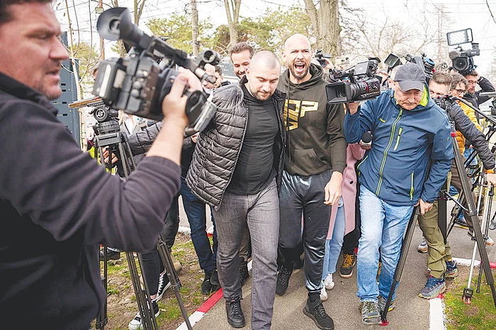 Fraţii Tate se bucură din plin de atenţia pe care le-o acordă presa. FOTO: Profimedia