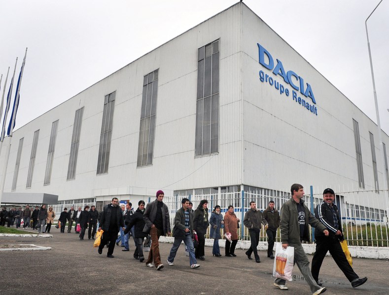Nou val de concedieri voluntare la Dacia. Câți bani primesc angajații care aleg să plece 