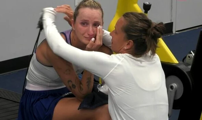 Marketa Vondrousova, în lacrimi, consolată de Barbora Strycova