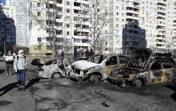 Maşini carrbonizate în Ucraina, după un atac al ruşilor FOTO EPA-EFE