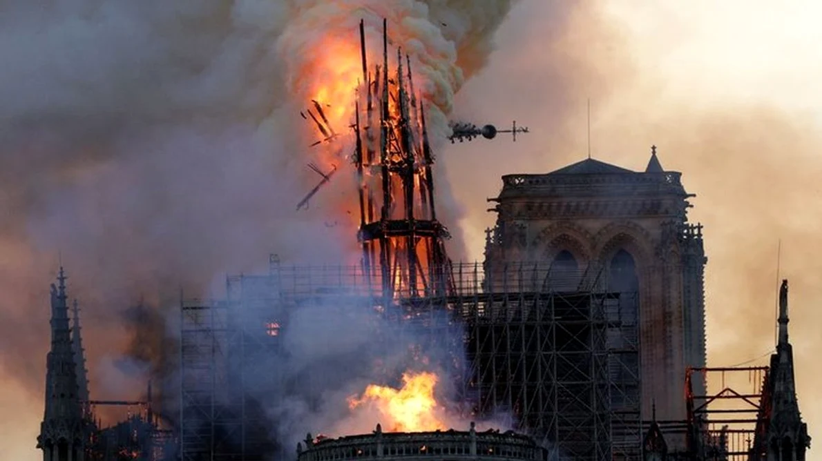 Momentul în care turla catedralei Notre Dame din Paris s a prăbușit / VIDEO jpeg