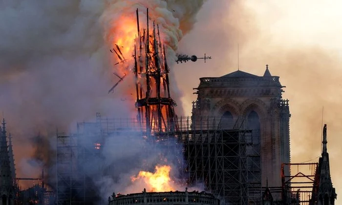 Momentul în care turla catedralei Notre Dame din Paris s a prăbușit / VIDEO  jpeg