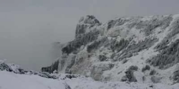 Stratul de zăpadă de pe Ceahlău a ajuns la 15 centimetri, iar vântul bate cu putere