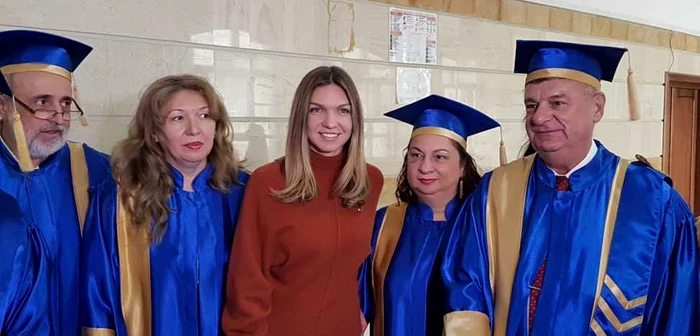 Simona Halep, alături de câţiva profesori din conducerea UOC FOTO Călin Gavrilaş