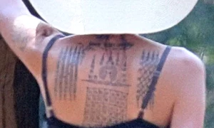 Angelina Jolie și a acoperit spatele cu tatuaje jpeg