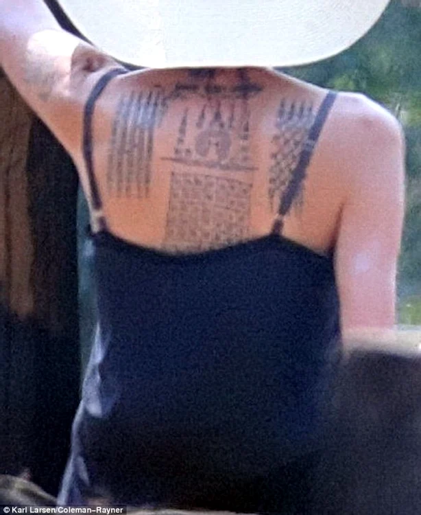 Angelina Jolie și-a acoperit spatele cu tatuaje