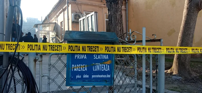 O echipă din cadrul Poliției Slatina face cercetări la fața locului FOTO: Theodora Trușcă