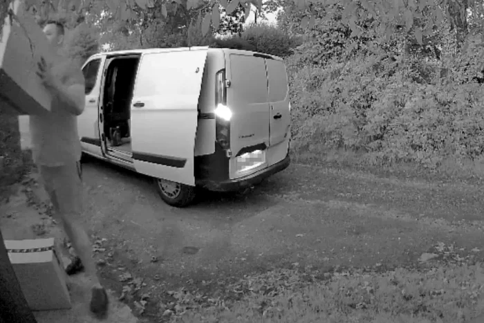 Șoferul a aruncat pachetele peste gard și a plecat FOTO Captură video
