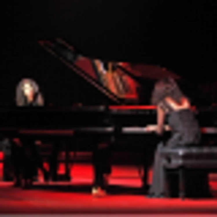 Surorile Katia şi Marielle Labeque formează un duo pianistic de mare succes FOTO: Gettyimages