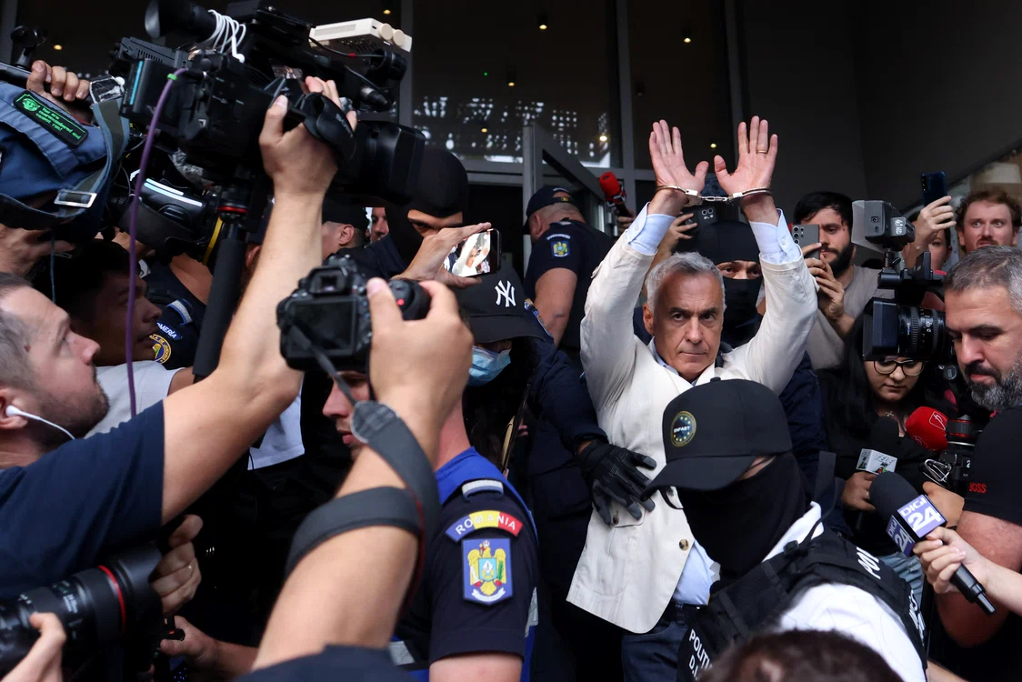 Călin Georgescu le-a arătat oamenilor adunați la DIICOT că a fost încătușat Foto: GEORGE CALIN