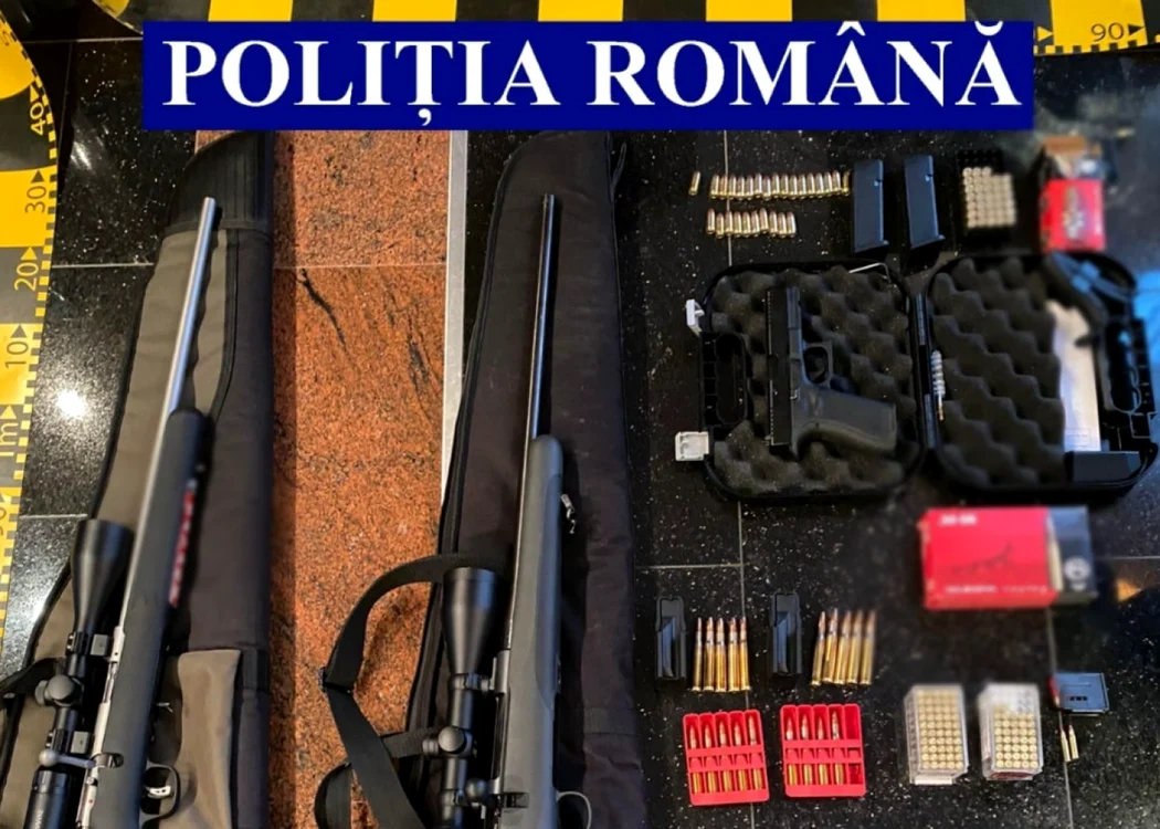 Bărbatului i-au fost confiscate două puşti şi un pistol FOTO IPJ Timiş
