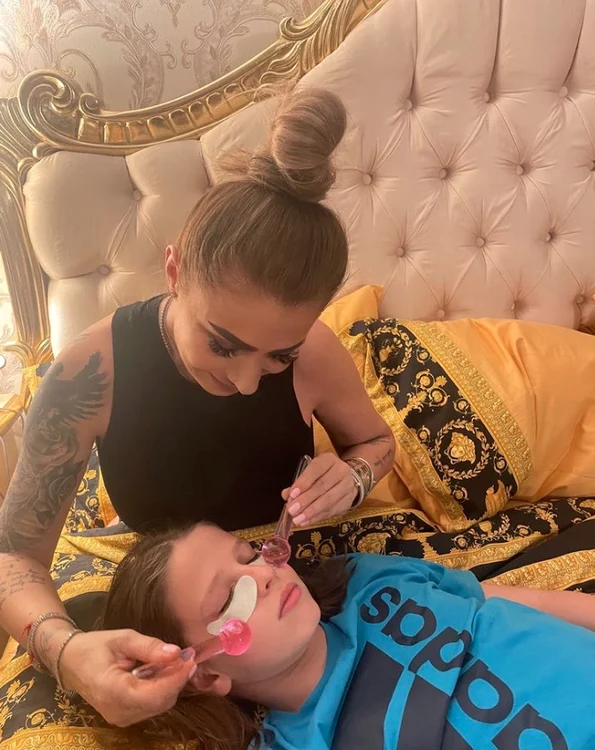 Anamaria îi face un masaj lui Bebeto. Foto: Instagram