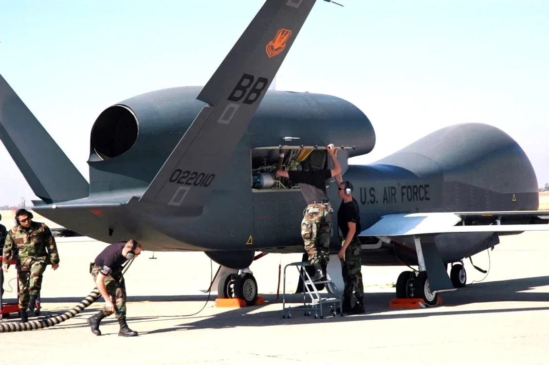 Drona RQ-4B