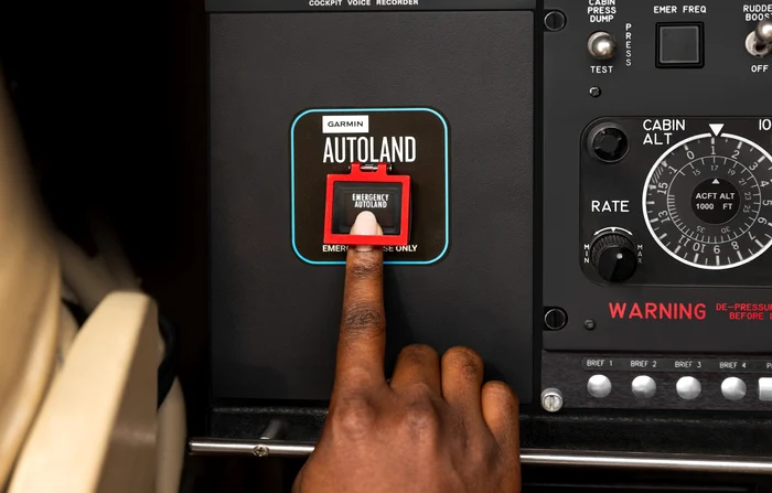 Premieră în aviație: un avion a aterizat singur după ce pilotului i s-a făcut rău