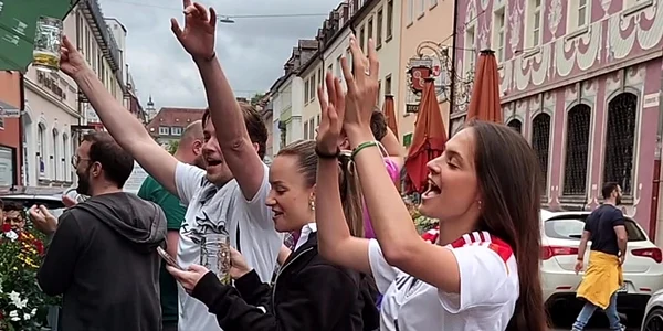 Marina, Ursula și Lars, prietenii cu care am vizionat partida (1) jpeg