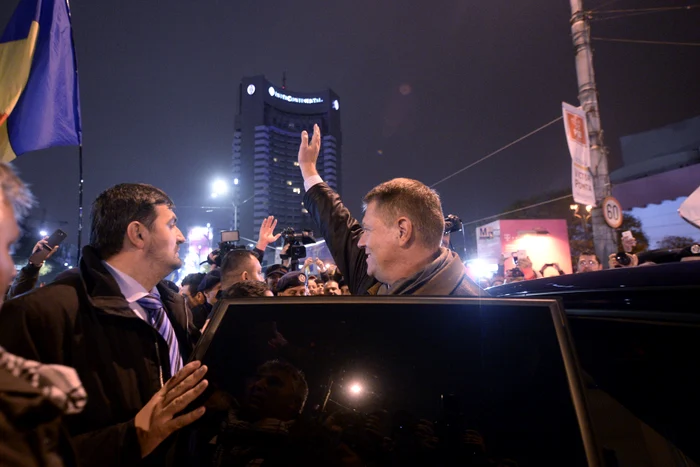 Klaus Iohannis a ajuns în Piața Universității duminică, în jurul orei 23.45
