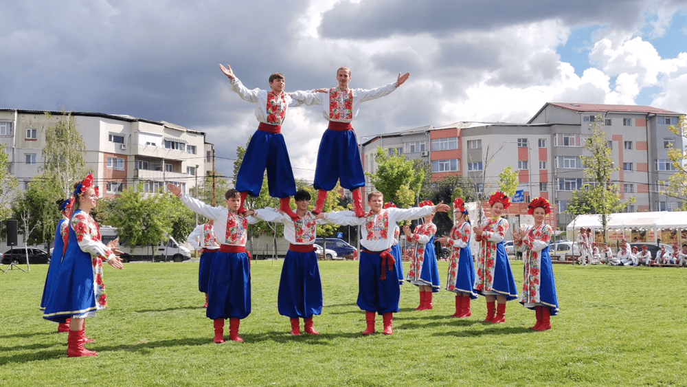 Ucrainenii-zburători din nordul țării. Acrobații folclorului sunt pregătiți de Victor Semciuc, antrenorul Elisabetei Lipă 