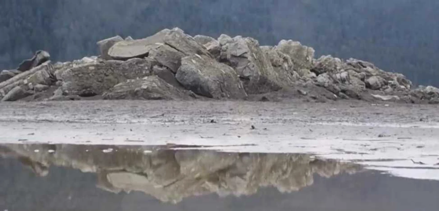 Blocuri de beton din fosta biserică ies de sub apele lacului