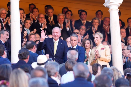 Regele Juan Carlos și Infanta Elena primind ovații pe arena Maestranza. FOTO: Profimedia