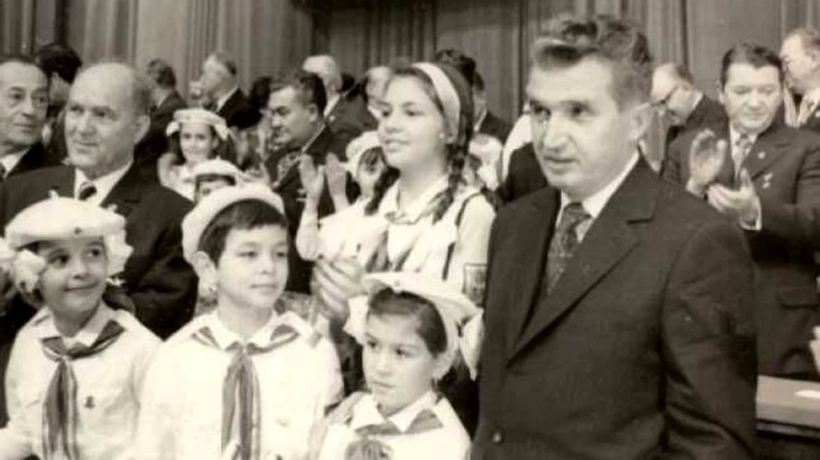 Ura contra şcolii în Epoca de Aur jpeg