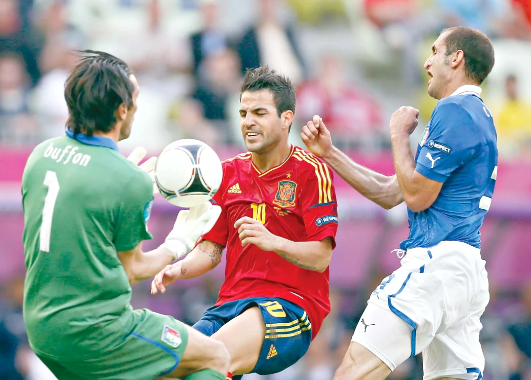 
    Fabregas (în roşu)  l-a învins pe portarul  Italiei, Buffon  