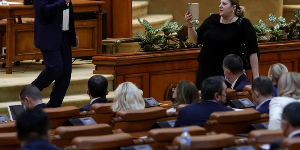 Copresedinte AUR George Simion live smartphone parlament FOTO Inquam Photos / Octav Ganea