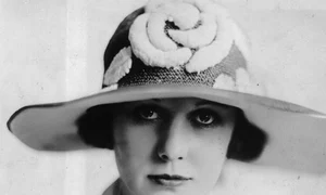 Edna Purviance avea 19 ani când Charlie Chaplin, care avea 25 de ani pe atunci, a ales o pentru un rol în filmul său jpeg