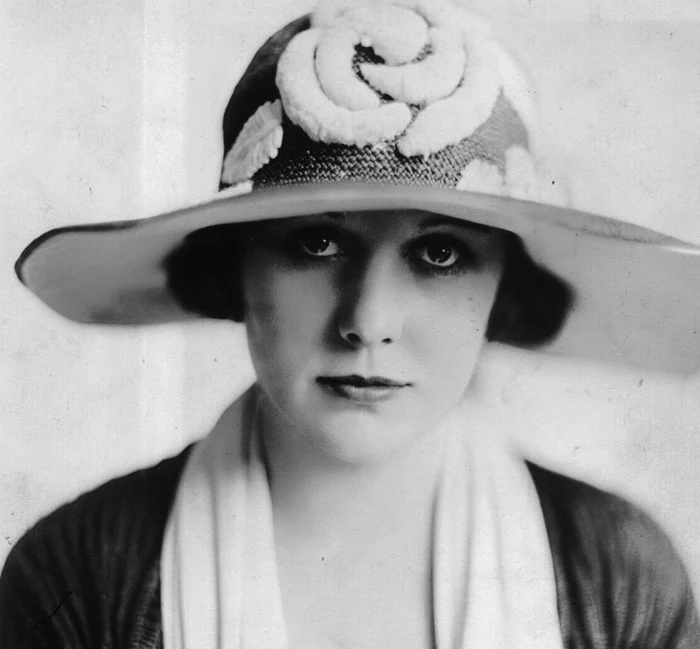 Edna Purviance avea 19 ani când Charlie Chaplin, care avea 25 de ani pe atunci, a ales-o pentru un rol în filmul său