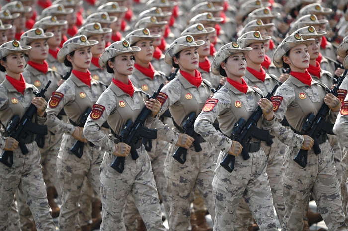 Femei din miliția chineză au participat la parade de Ziua Victoriei (Foto: Profimedia)
