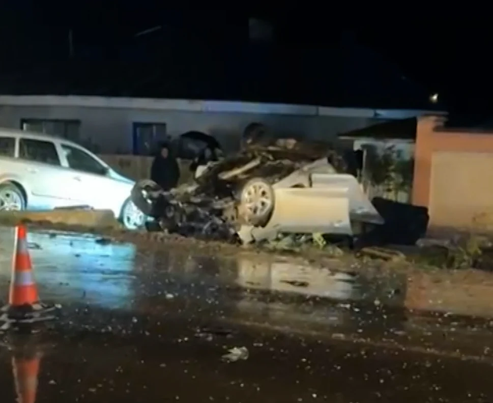 Șofer beat și drogat, implicat într-un accident violent la ieșirea din Tecuci. Trei persoane au ajuns la spital