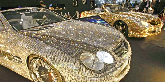 Deţine un parc auto de 200 de maşini