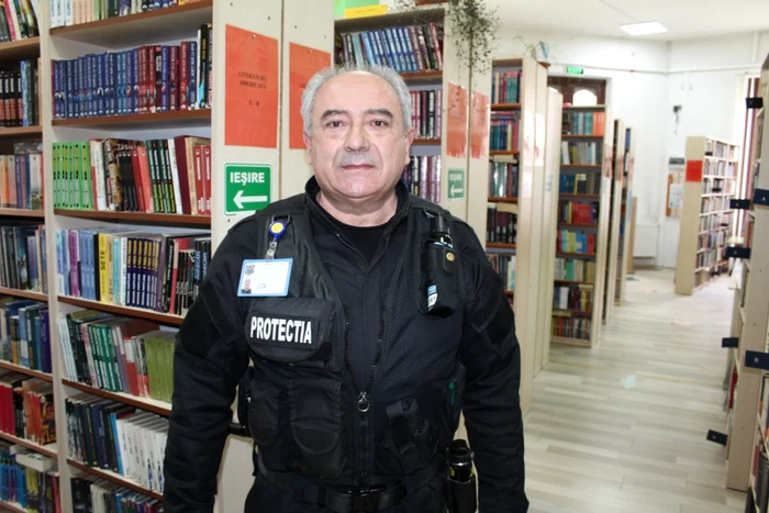 Vasile Certezeanu lucrează ca agent de pază la Biblioteca Judeţeană din Târgu Jiu Foto: Alin Ion