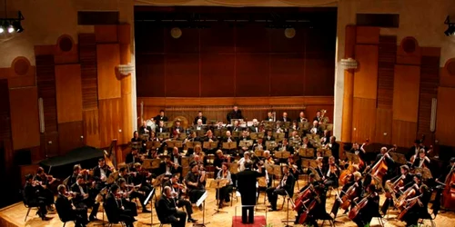 Filarmonica „Mihail Jora” concertează la Piatra Neamț