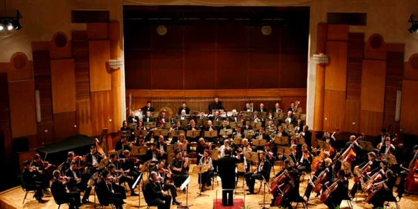 Filarmonica „Mihail Jora” concertează la Piatra Neamț