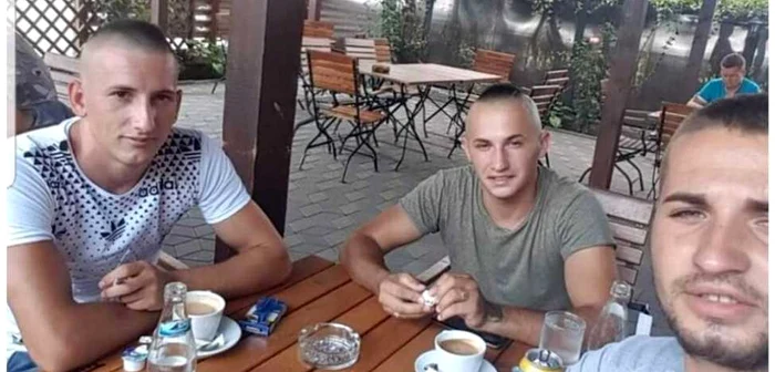 Cei trei români au fost încătuşaţi