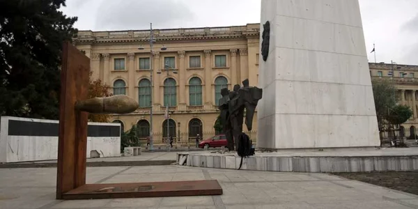 falus fiinta piata revolutiei