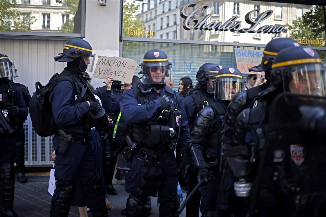 Jandarmeria franceză protejează magazinele în timpul protestelor față de reforma pensiilor FOTO EPA 