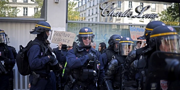 Jandarmeria franceză protejează magazinele în timpul protestelor față de reforma pensiilor FOTO EPA jpg