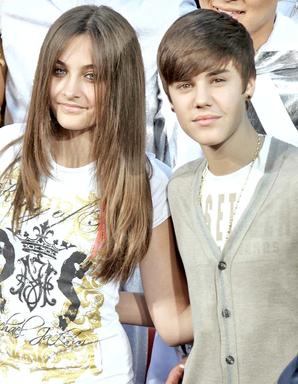 Fiica lui Michael Jackson s-a ţinut de braţ cu Justin Bieber în timpul spectacolului