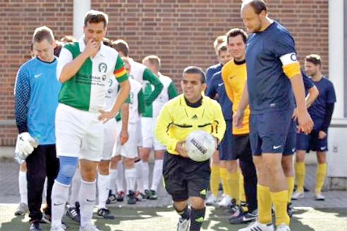 
    Piticul arbitru nu se  sperie de giganţii pe  care-i conduce în teren  