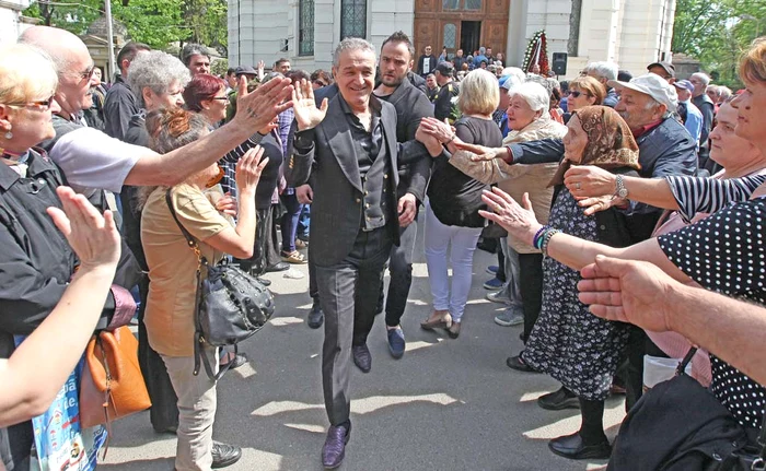 Gigi Becali are intenţii bune, dar “vinde gogoși” când e vorba de gratuitatea tratamentelor din clinica lui