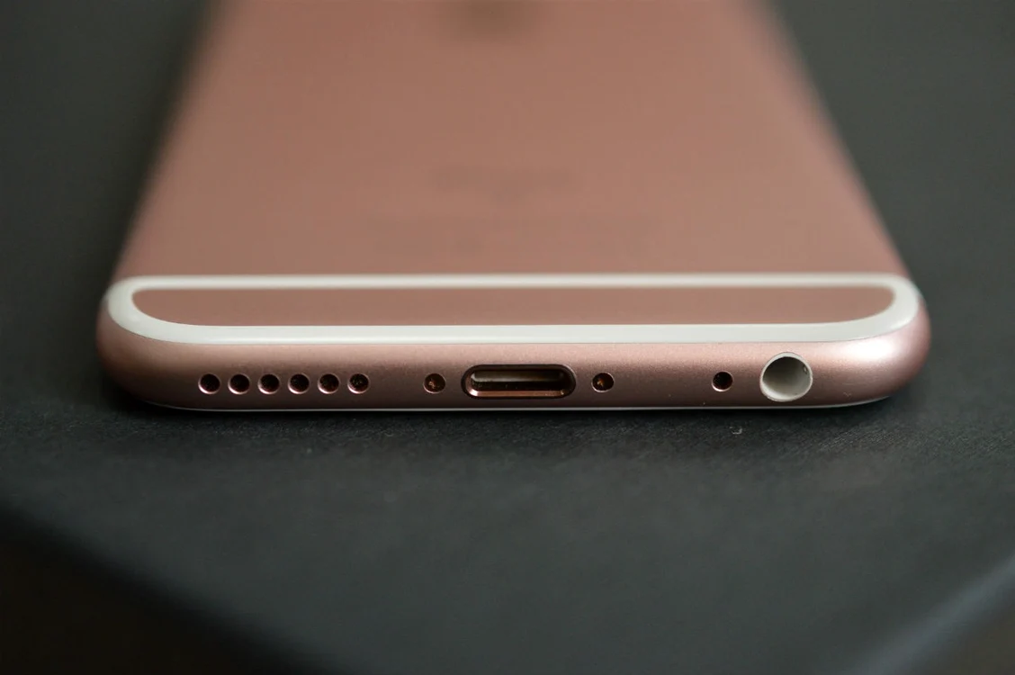 Apple, prin iPhone, a popularizat telefonul la bateria căruia nu mai ai acces. FOTO Adevărul