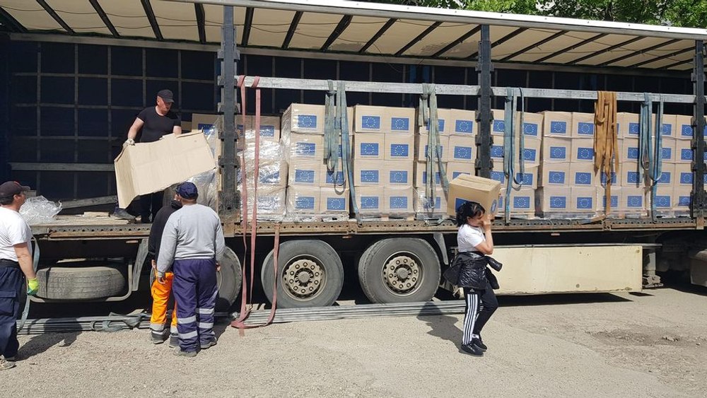 Pachete incomplete cu ajutoare alimentare de la UE pentru defavorizații din Vrancea. Prefectura a sistat distribuirea lor